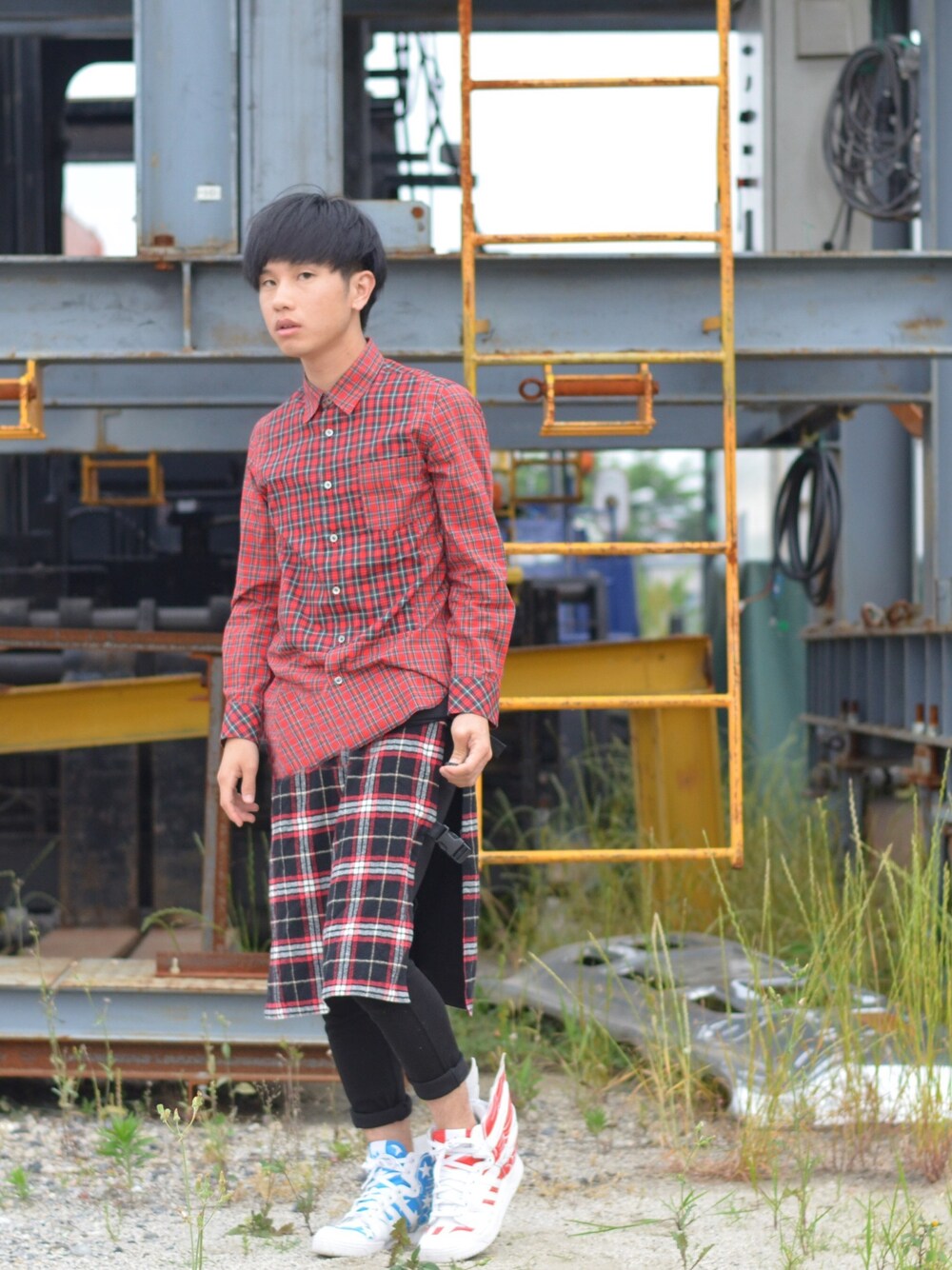 ホワイト系のスニーカー、レッド系のシャツ/ブラウス、ブラック系のその他パンツを着用したメンズの春コーディネートの1枚目の写真