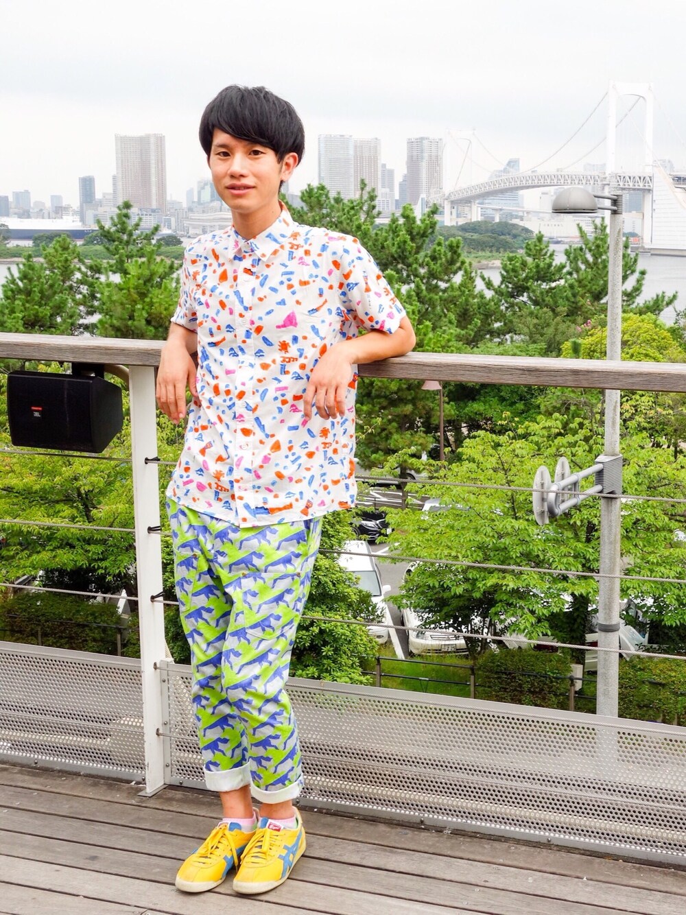 イエロー系のスニーカー、グリーン系のその他パンツ、ホワイト系のシャツ/ブラウスを着用したメンズの夏コーディネートの1枚目の写真