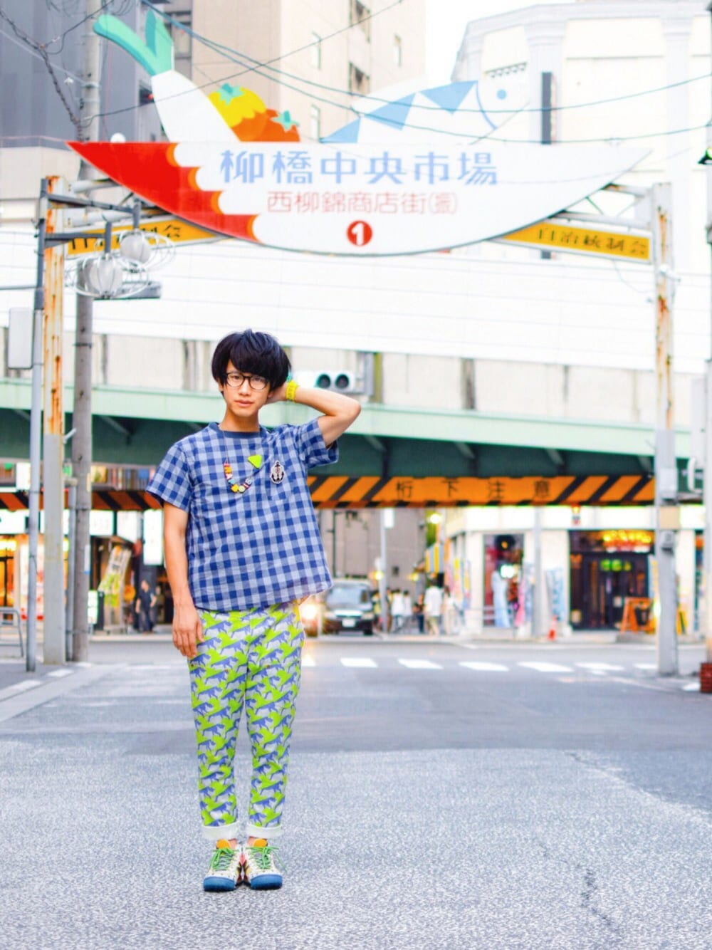 その他のスニーカー、グリーン系のその他パンツ、ブルー系のTシャツ/カットソーを着用したメンズの夏コーディネートの1枚目の写真