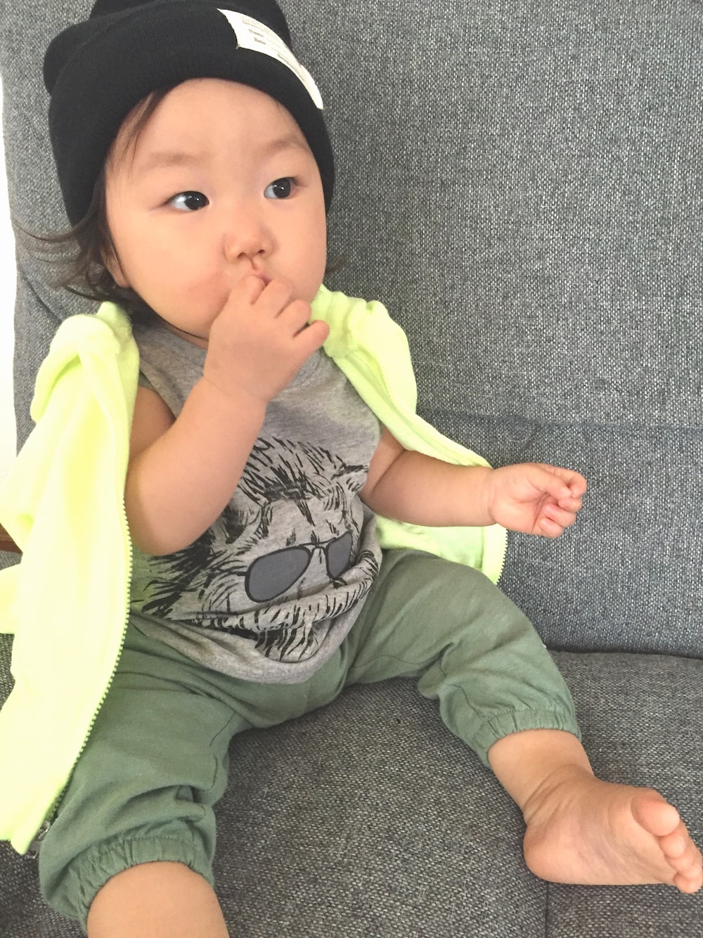 「NKMまつり、タンクトップ、パーカー、緑パンツ、11ヶ月」｜「THANK YOU MARTのアイテム（ニットキャップ/ビーニー、ブラック系）」を使った、emamonさん（キッズ・70cm）の秋コーディネートの1枚目の写真