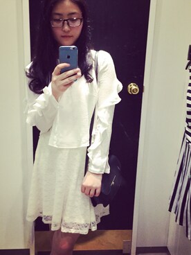 「H&M（エイチ・アンド・エム）のアイテム（シャツ/ブラウス、ホワイト系）」を使った、Cindy Zhang さん（レディース・170cm）の冬コーディネート