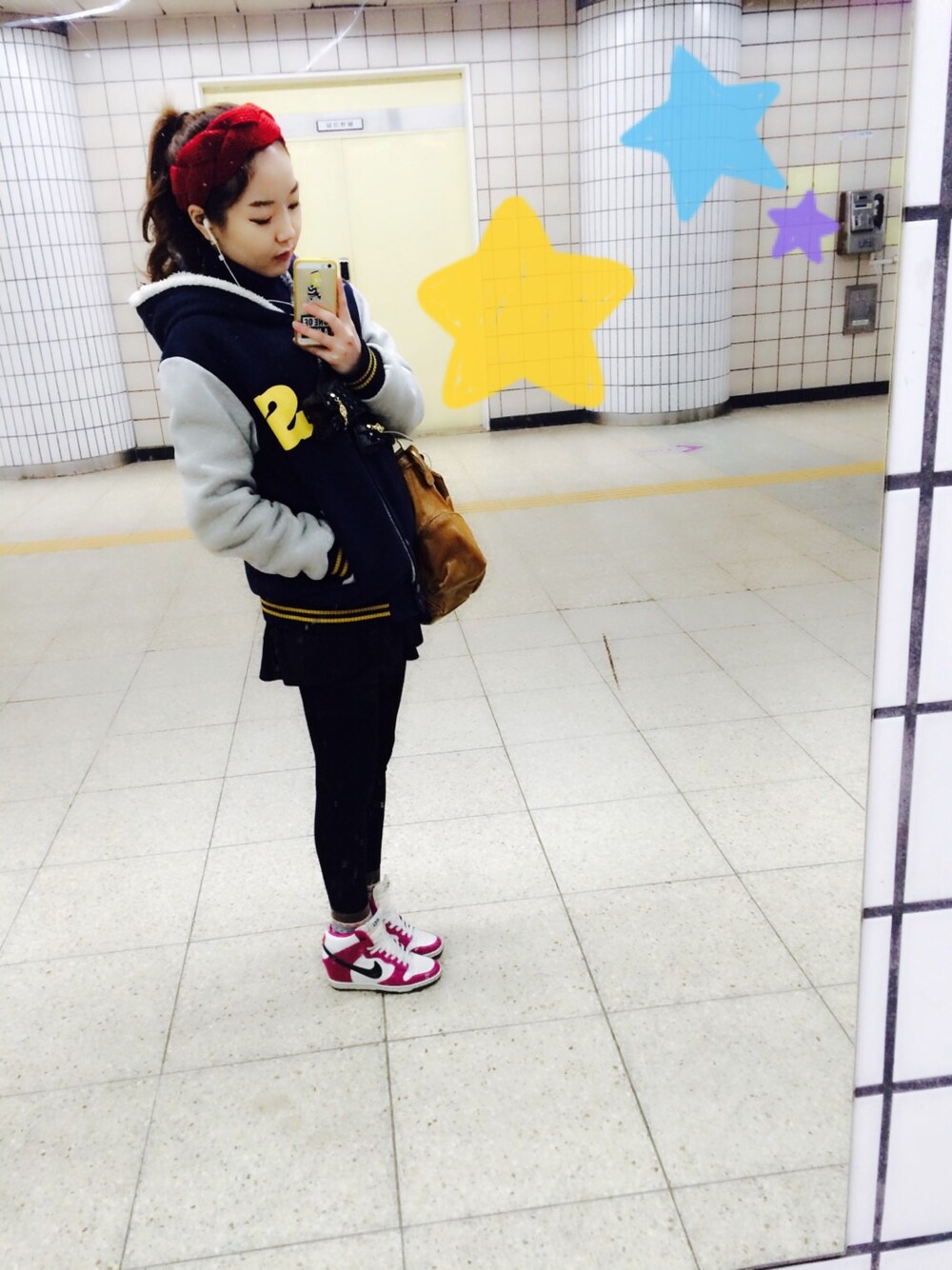 「red、hairband、skirt、NIKE、sneakers、레드、블랙、나이키」｜「no brandのアイテム（ヘアバンド、レッド系）」を使った、Yunaさん（レディース・153cm）の冬コーディネートの1枚目の写真