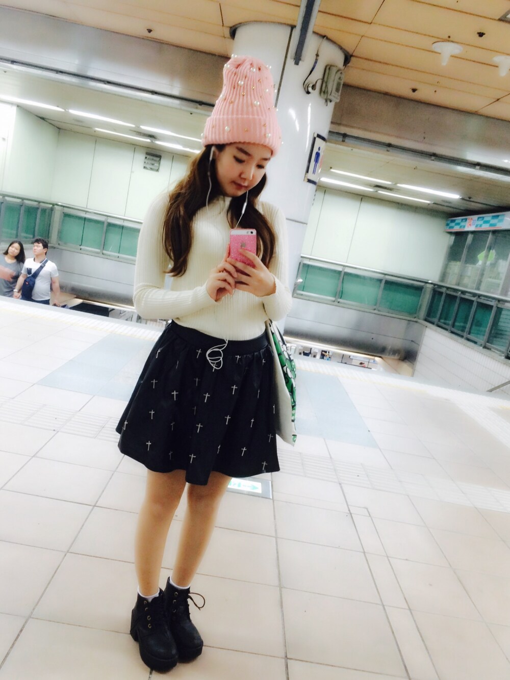 「pink、beanie、walker、knit、skirt、daily look、date style♡、white、black、SELFIE」｜「km playのアイテム（ニットキャップ/ビーニー、ピンク系）」を使った、Yunaさん（レディース・153cm）の秋コーディネートの1枚目の写真