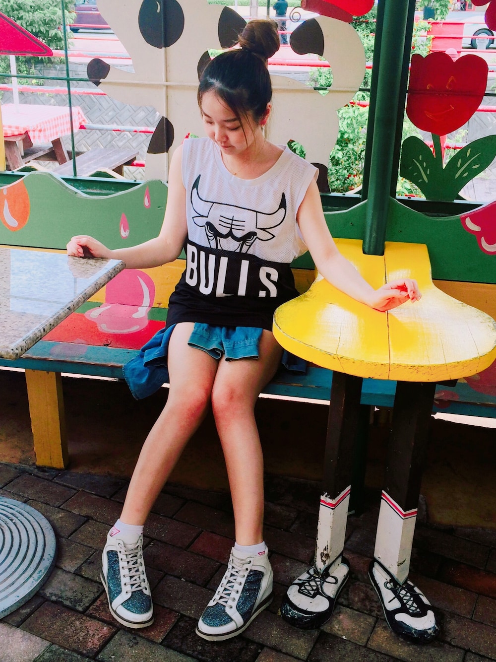 「NBA、TANDY、sneakers、white、black、daily look、カジュアル、denim、shirts、SELFIE」｜「NBAのアイテム（Tシャツ/カットソー、ホワイト系）」を使った、Yunaさん（レディース・153cm）の春コーディネートの1枚目の写真