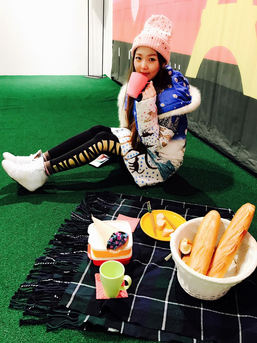 「pink、TSUMORI CHISATO、Jumper、blue、NIKE、white、BOY LONDON、leggings、black、ツモリチサト」｜「UNKNOWN.のアイテム（ニットキャップ/ビーニー、ピンク系）」を使った、Yunaさん（レディース・153cm）の冬コーディネートの1枚目の写真
