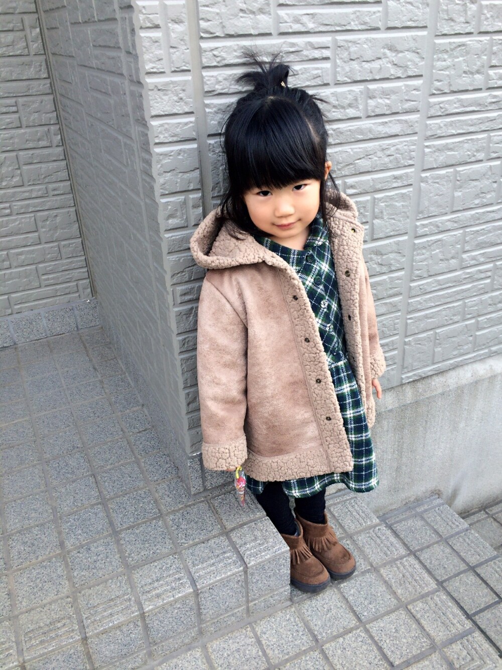 「キッズコーデ、女の子、3歳、娘コーデ、2015年、ラストWEAR、大晦日、ムートンコート、チェックワンピース」｜「仲良くしてくれてありがとう♡のアイテム（その他、その他）」を使った、miharu｡:*☆さん（キッズ・90cm）の冬コーディネートの1枚目の写真