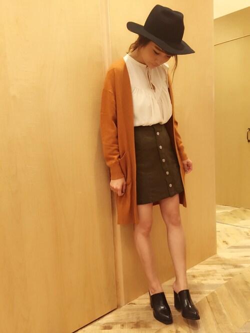 ロングカーデからのぞく脚にドキリ、ちょいボヘコーデ