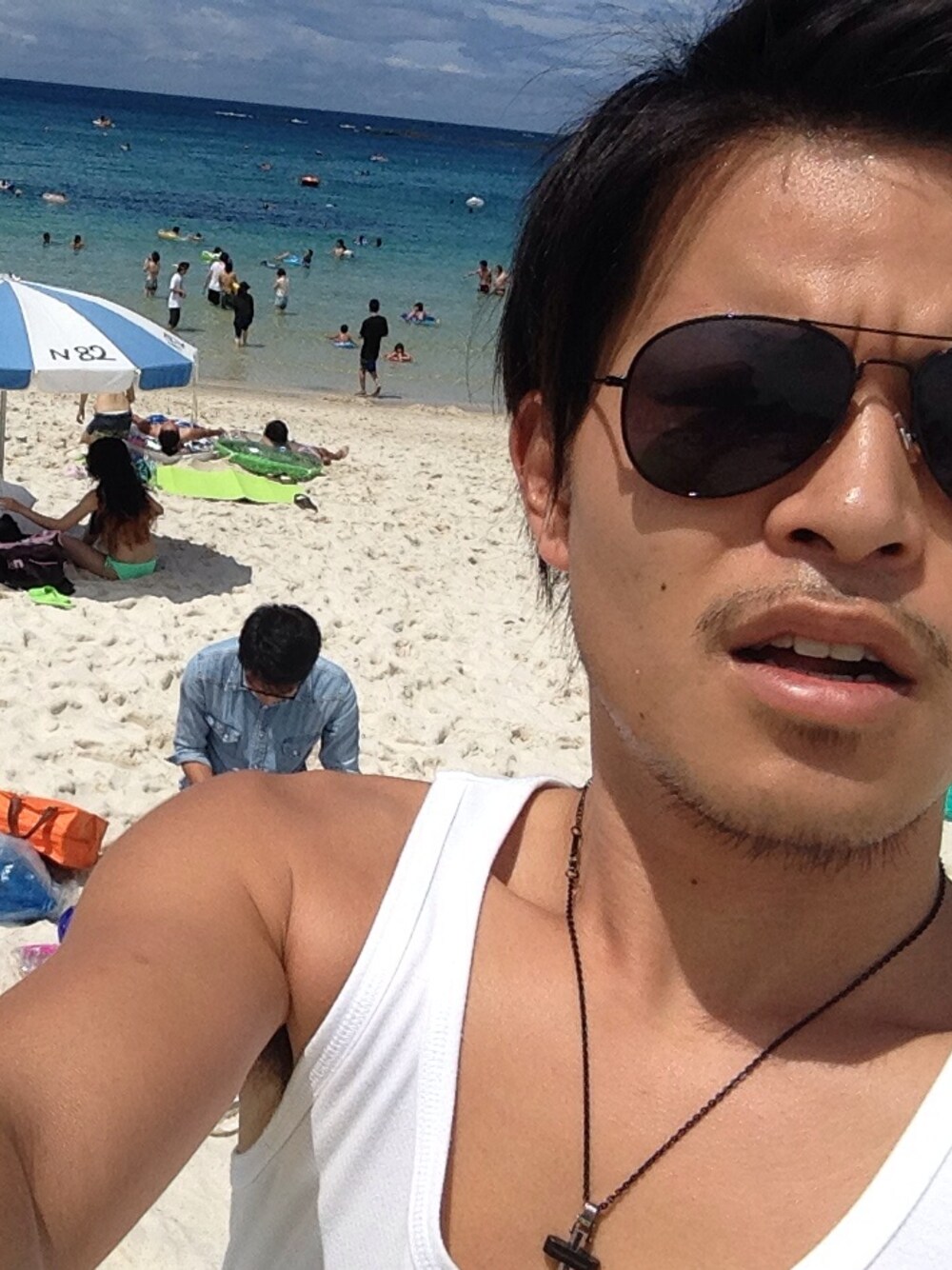 「白良浜」｜「no brandのアイテム（サングラス、ブラック系）」を使った、K-sukeさん（メンズ・170cm）の夏コーディネートの1枚目の写真