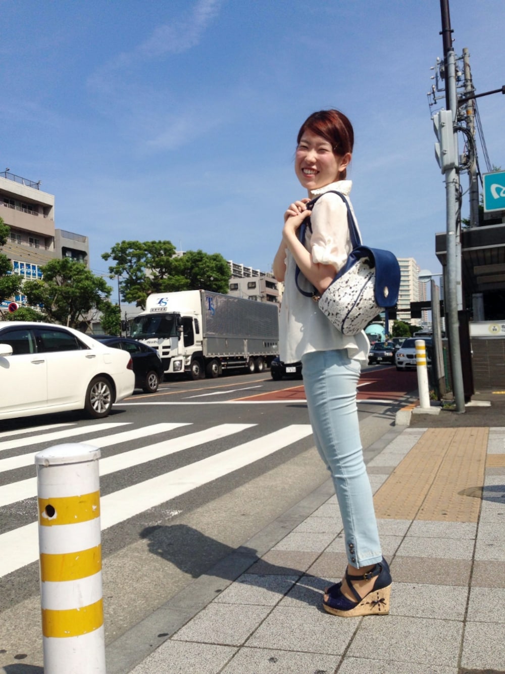 「シャツ、サンダル、パンツスタイル、腕まくり、axes femme、ミニリュック」｜「axes femmeのレース重ね巾着リュック（ショルダーバッグ、ブルー系）」を使った、むーちゃんさん（レディース・153cm）の夏コーディネートの1枚目の写真