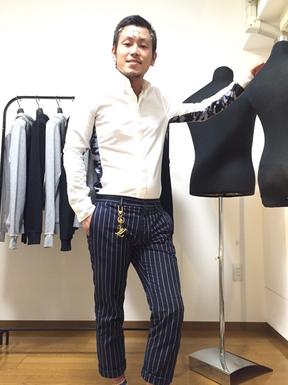 「カモフラージュ、カモフラ、シャツスタイル、ストライプシャツ、ビジネスカジュアル、ドメスティック、ドロシィキー、ハイファッション、ヴィトン、表参道」｜「LOUIS VUITTONのアイテム（ファッション雑貨、ゴールド系）」を使った、msak76droshkyさん（メンズ・165cm）の秋コーディネートの1枚目の写真