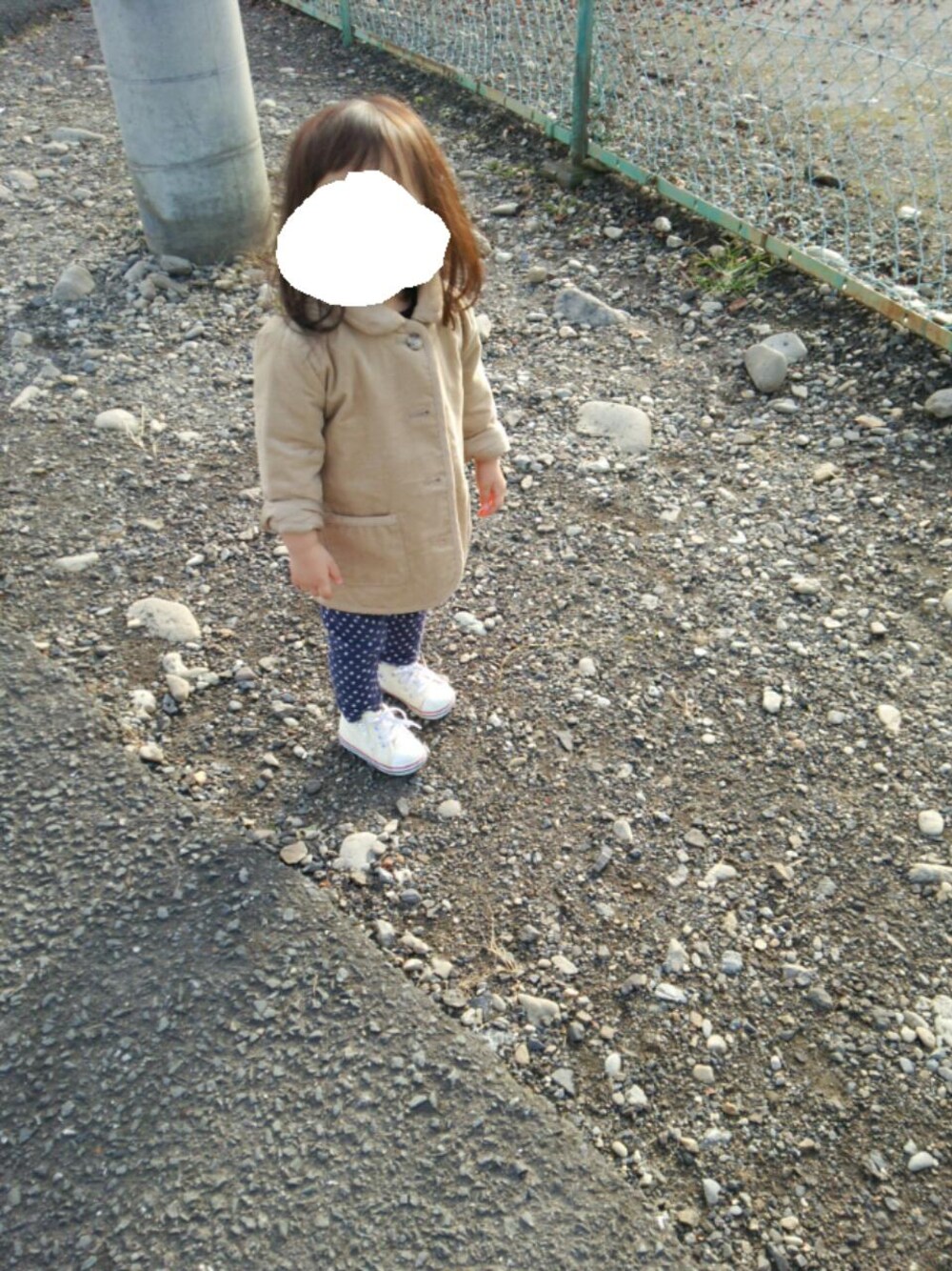 「お散歩、コーデュロイ、ドット柄、コンバース、子ども、女の子、1歳」｜「無印良品のアイテム（ジャケット/アウター、ベージュ系）」を使った、yyyさん（キッズ・80cm）の秋コーディネートの1枚目の写真
