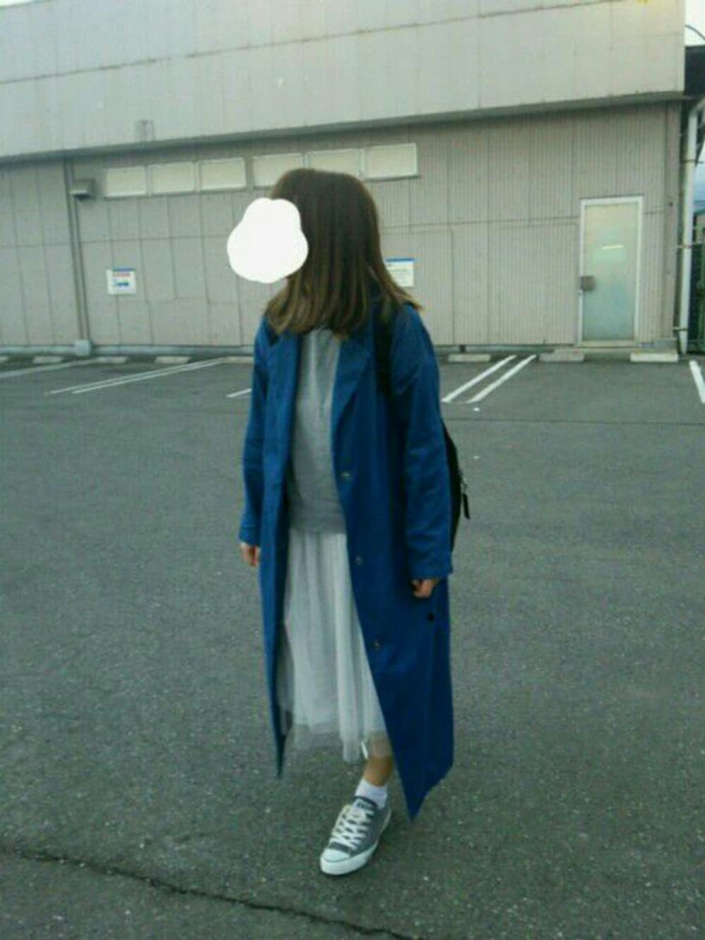 ブルー系のその他アウター、グレー系のニット/セーター、ブルー系のスカートを着用したレディースの春コーディネートの1枚目の写真