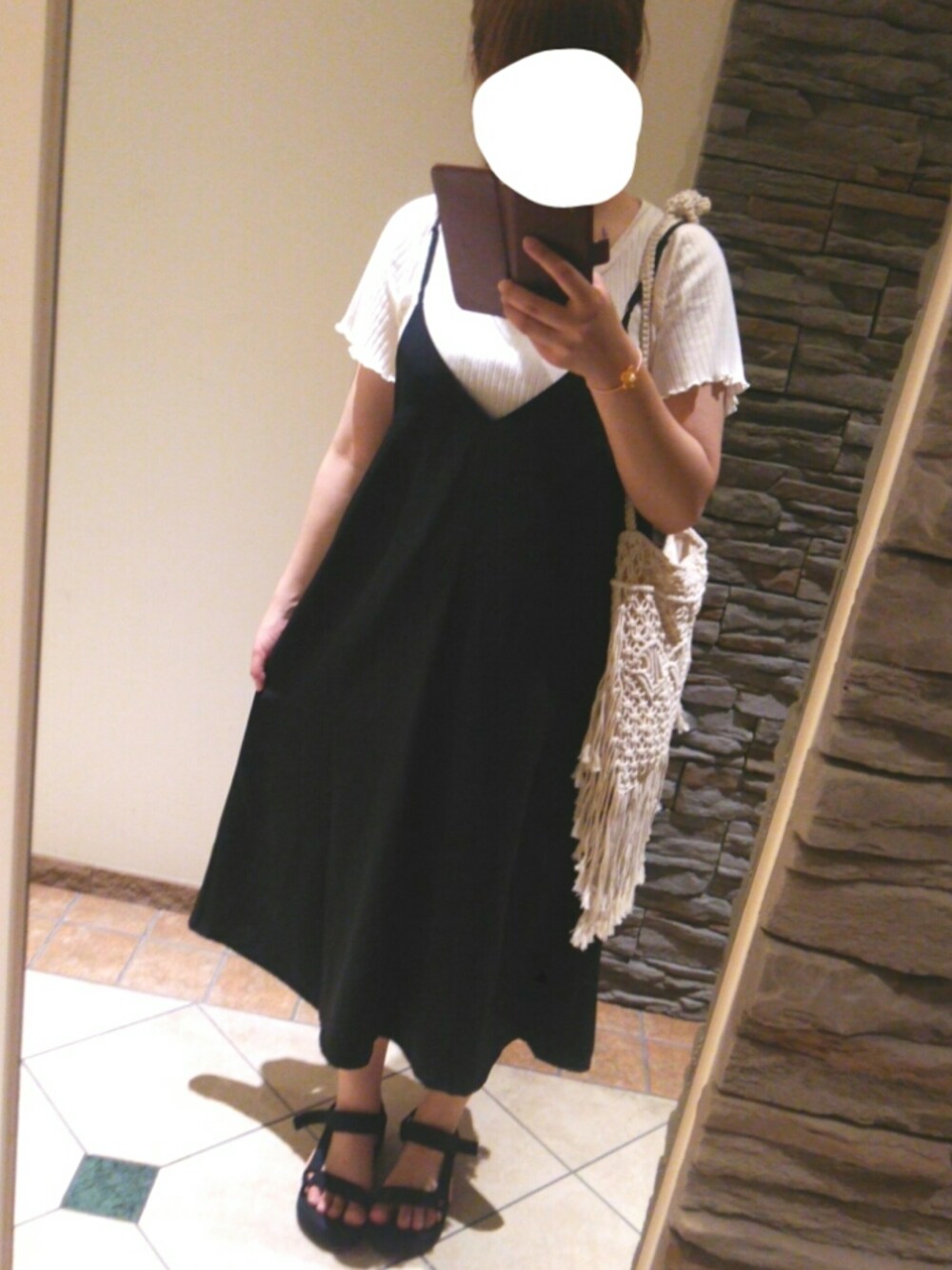 ブラック系のワンピース、ホワイト系のバッグ、ブラック系のサンダルを着用したレディースの夏コーディネートの1枚目の写真