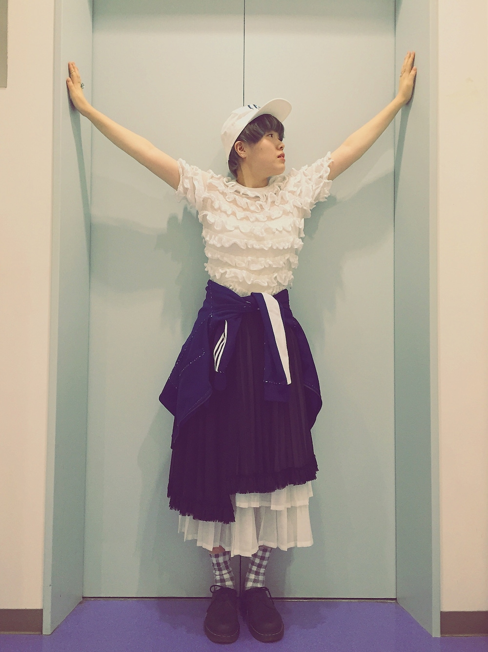 「ふわっと、ドクターマーチン、キャップ、ジャージ、白ニット、フリル、ギンガムチェック、BUNKA FASHIONISTA CONTEST」｜「COMME des GARCONSのアイテム（スカート、ブラック系）」を使った、エビ ネさん（レディース・167cm）の秋コーディネートの1枚目の写真