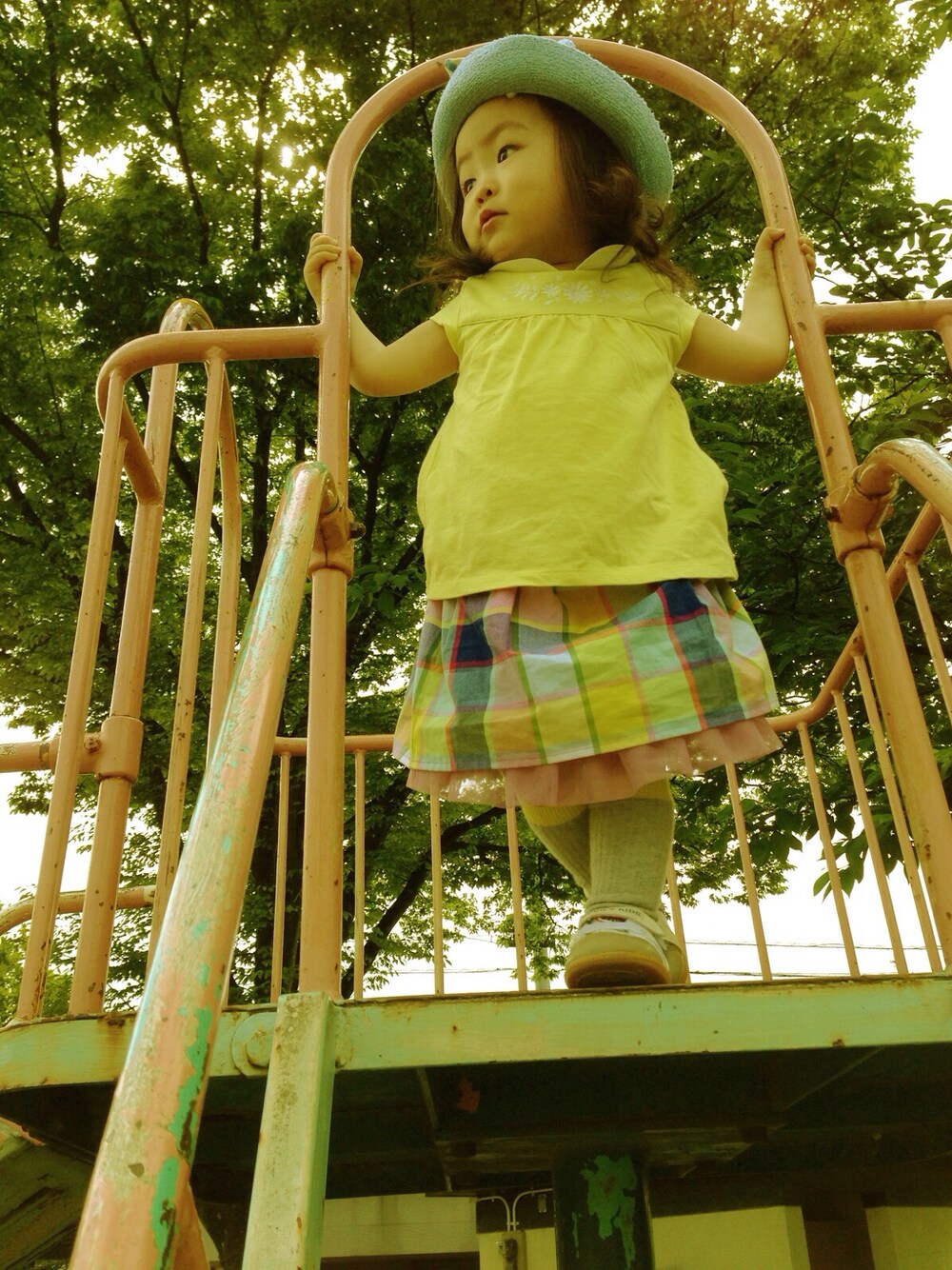 「kids、公園、モデル気取り」｜「GAPの襟付きロンパース（ロンパース、ホワイト系）」を使った、mimimanさん（キッズ・80cm）の夏コーディネートの1枚目の写真