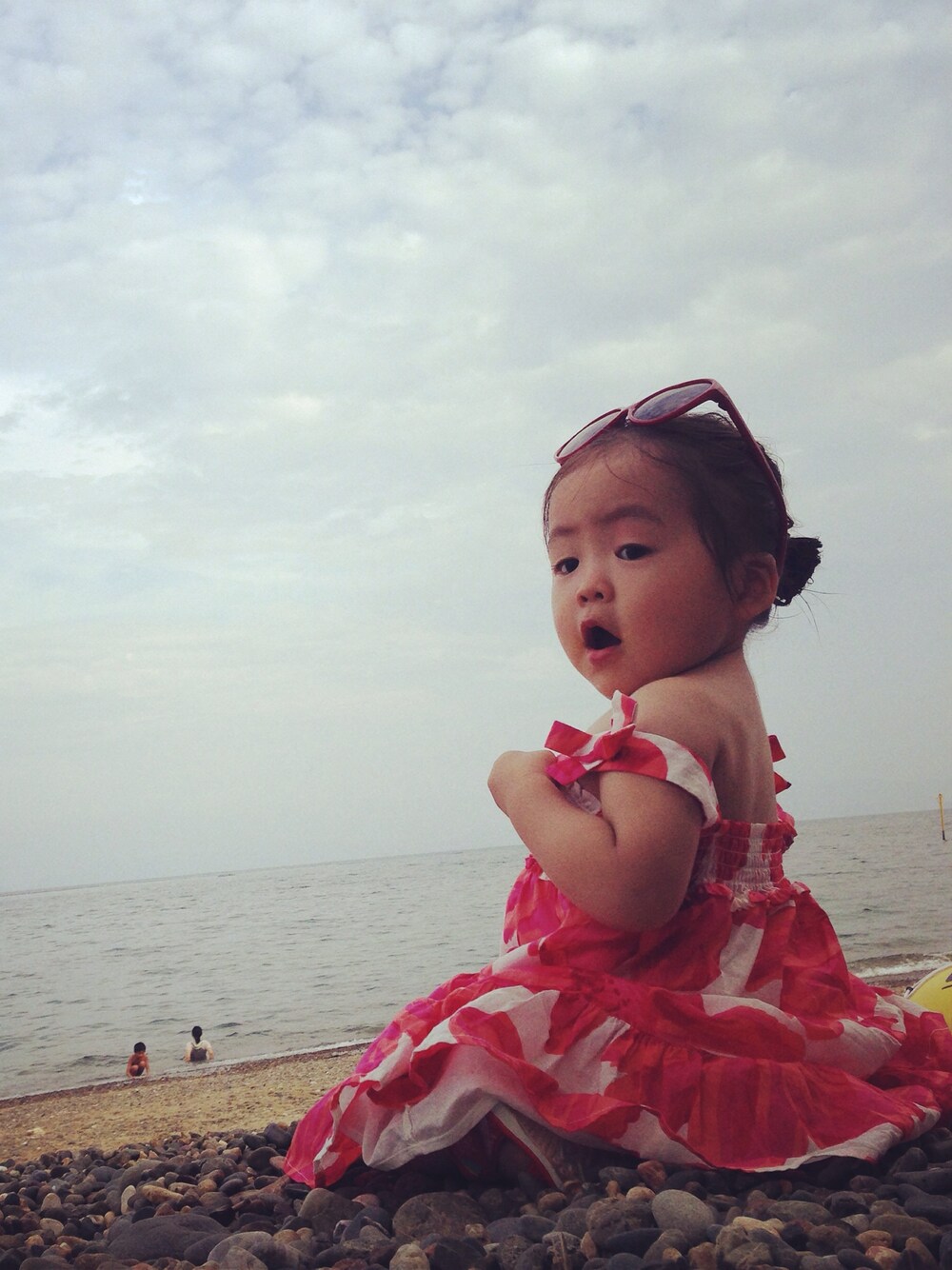 「海コーデ、kids、サングラス」｜「GAPのサンドレス（ワンピース、レッド系）」を使った、mimimanさん（キッズ・80cm）の夏コーディネートの1枚目の写真