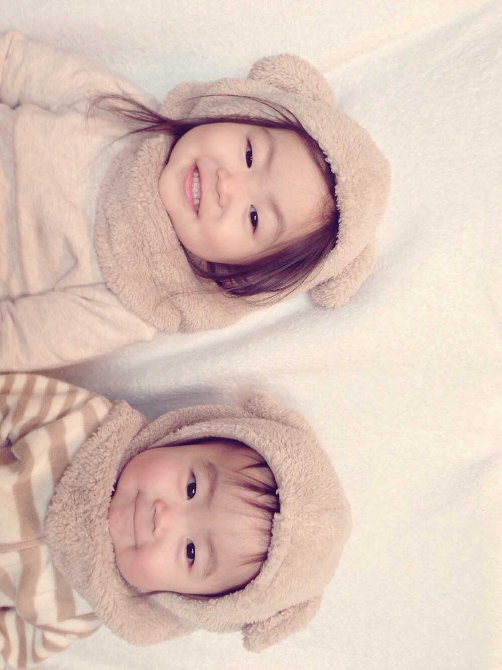 「kids、talc、年賀状、くまさん、ひつじ、あけましておめでとうございます！」｜「こども ビームスのTALC / mimi Boa Hat（ニットキャップ/ビーニー、ベージュ系）」を使った、mimimanさん（キッズ・80cm）の冬コーディネートの1枚目の写真