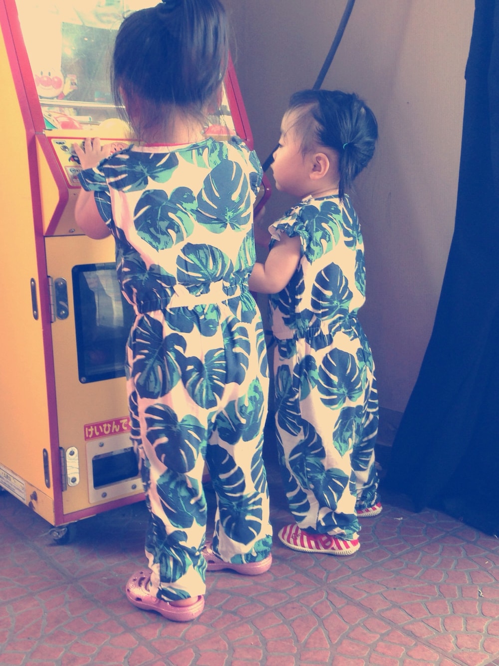 「オールインワン、ふたごコーデ、kids」｜「H&Mのアイテム（つなぎ/オールインワン、ピンク系）」を使った、mimimanさん（キッズ・80cm）の夏コーディネートの1枚目の写真