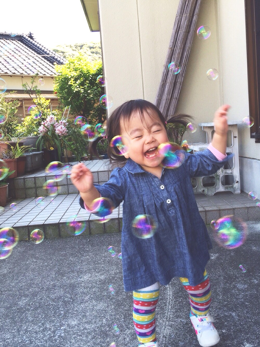 「kids、シャボン玉」｜「babyGAPのデニムワンピース（ワンピース、ブルー系）」を使った、mimimanさん（キッズ・80cm）の秋コーディネートの1枚目の写真