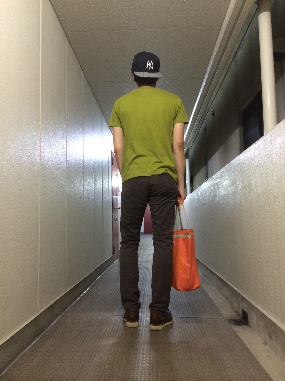 グレー系のデニムパンツ、グリーン系のTシャツ/カットソー、グレー系のキャップを着用したメンズの夏コーディネートの1枚目の写真