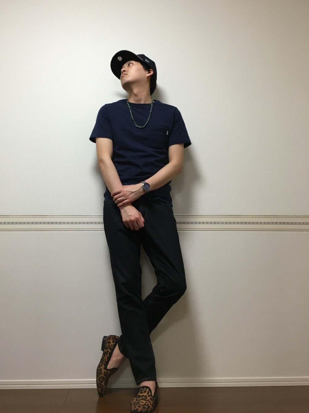 ブルー系のTシャツ/カットソー、イエロー系のモカシン/デッキシューズ、ブラック系のデニムパンツを着用したメンズの夏コーディネートの1枚目の写真