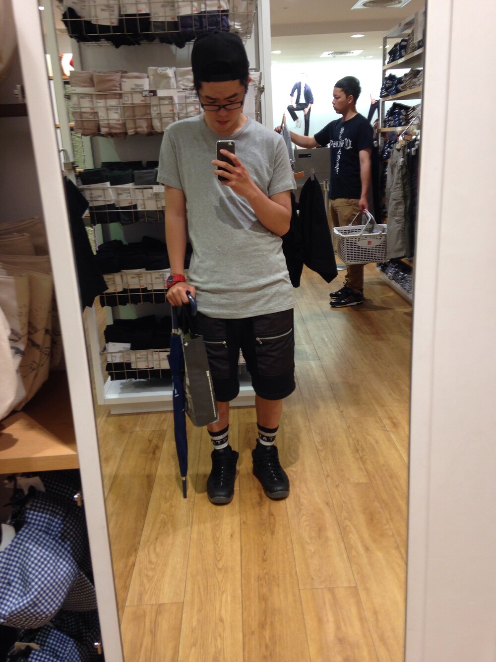 「UNIQLO、ootd、AES、ALIEN EVOLUTION STUDIO、aestaipei」｜「UNIQLOのアイテム（Tシャツ/カットソー、グレー系）」を使った、徐嘉駿さん（メンズ・170cm）の夏コーディネートの1枚目の写真