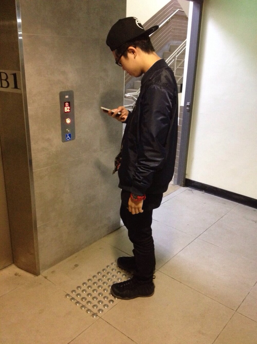 「black、NIKE、MA-1、Taiwan、G-SHOCK、ootd、outfit、AES」｜「Rock Steadyのアイテム（ナイロンジャケット、ブルー系）」を使った、徐嘉駿さん（メンズ・170cm）の夏コーディネートの1枚目の写真