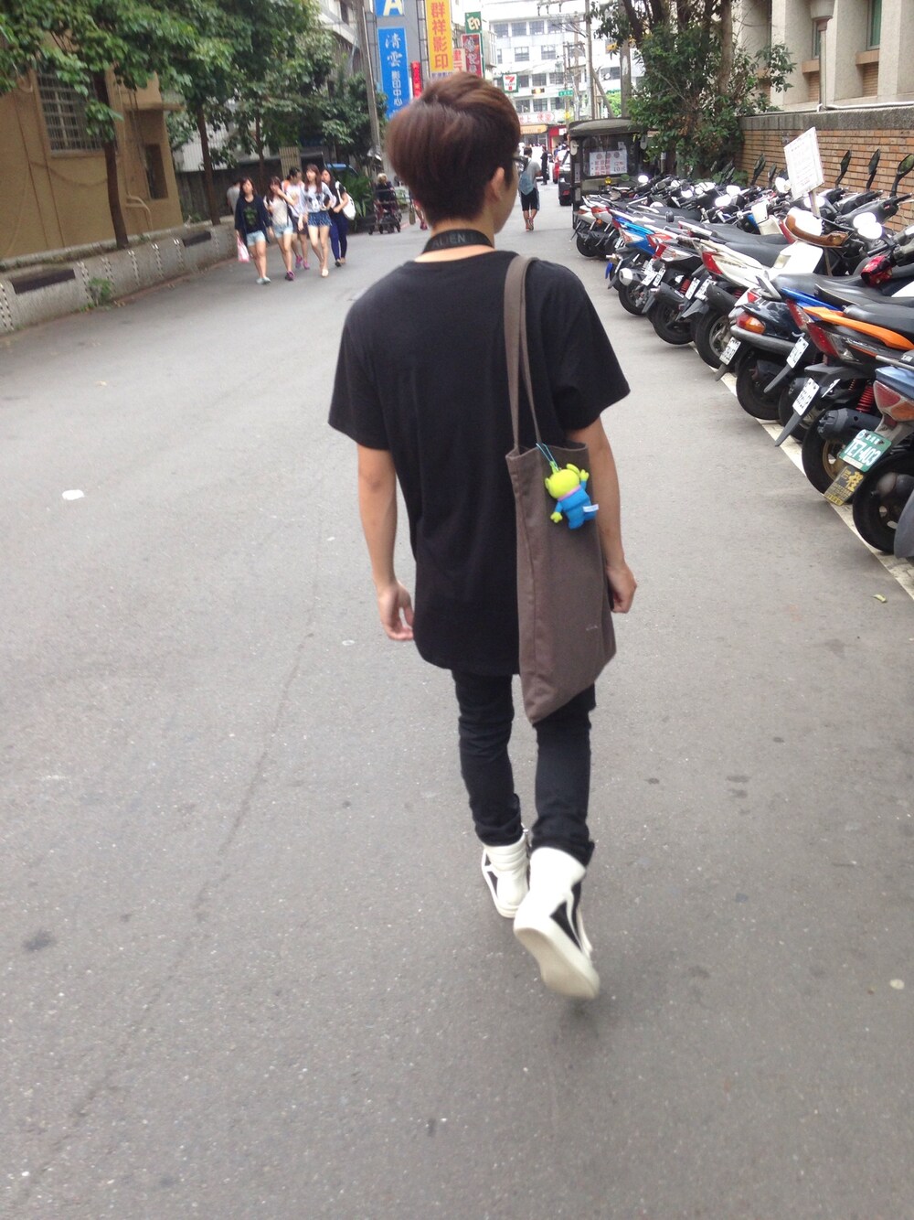 「RICK OWENS、drkshdw、AES、ALIEN EVOLUTION STUDIO、black、ootd」｜「Bad Toyのアイテム（Tシャツ/カットソー、ブラック系）」を使った、徐嘉駿さん（メンズ・170cm）の春コーディネートの1枚目の写真