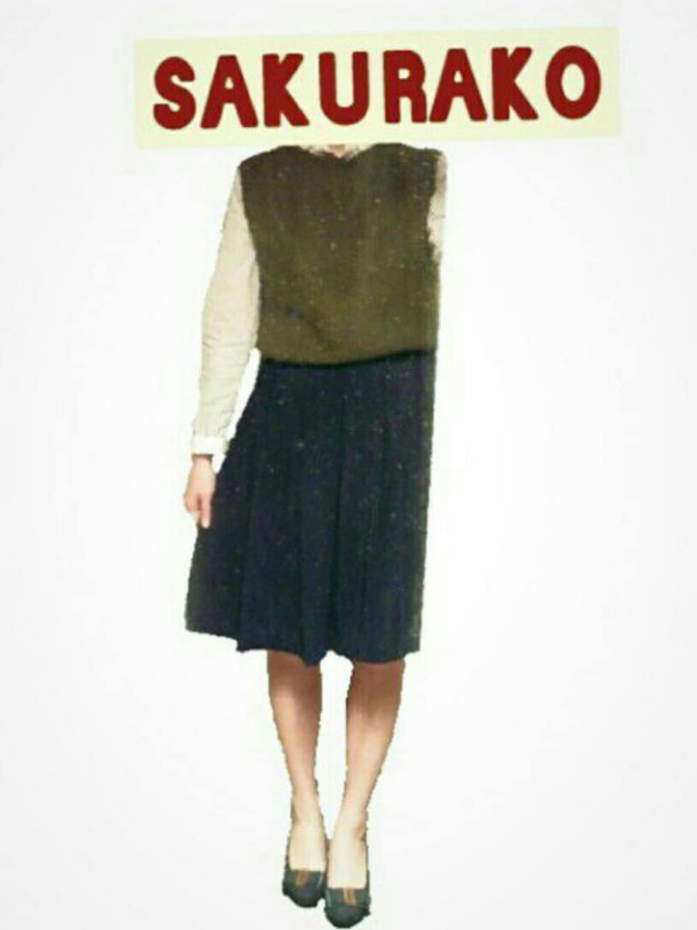 ブルー系のスカート、グリーン系のニット/セーター、ブルー系のパンプスを着用したレディースの春コーディネートの1枚目の写真