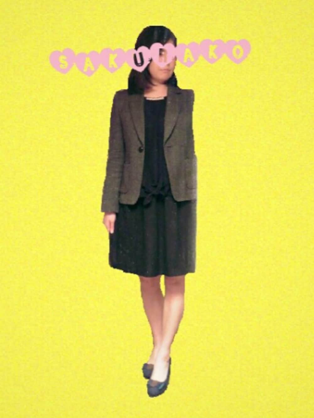 ブルー系のパンプス、グレー系のスーツジャケット、ブラック系のTシャツ/カットソーを着用したレディースの春コーディネートの1枚目の写真