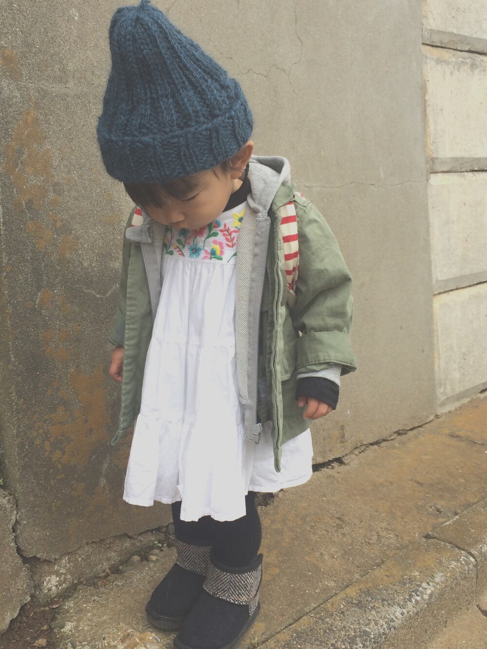 「キッズコーデ、キッズファッション、1歳半、おんなのこ、女の子、ワンピース、GAPbaby、刺繍、ニット帽、ハンドメイド」｜「petit mainのミリタリージャケット（ミリタリージャケット、グリーン系）」を使った、∴karin∴さん（キッズ・80cm）の秋コーディネートの1枚目の写真