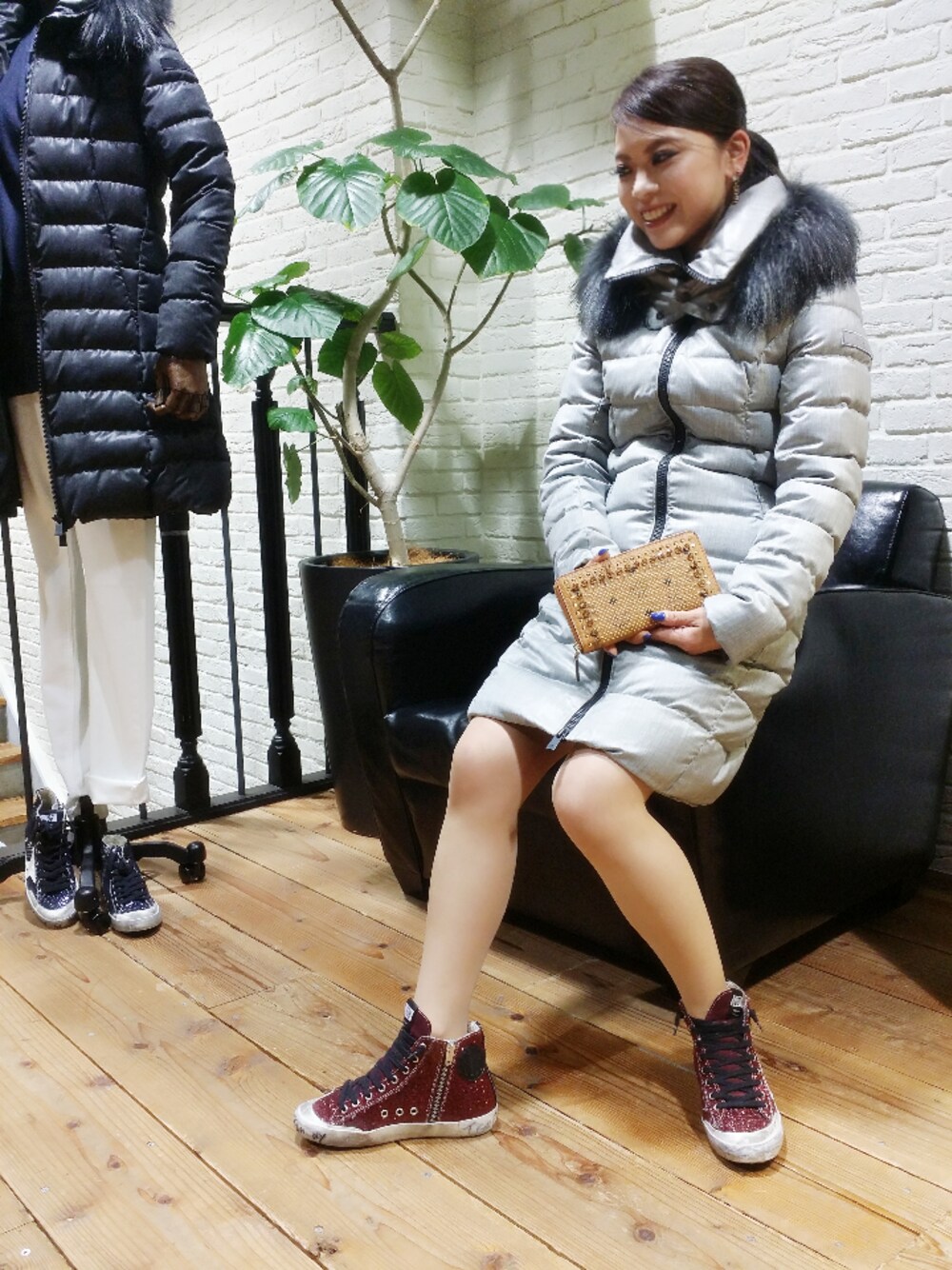 「LHP、TATRAS、グレー、ファー、ダウン、MCM、goldengooseスニーカー」｜「MCMのMCM/エムシーエム/Studs＆Swaro　Wallet（財布、ブラウン系）」を使った、nanae  sakataさん（レディース・153cm）の秋コーディネートの1枚目の写真