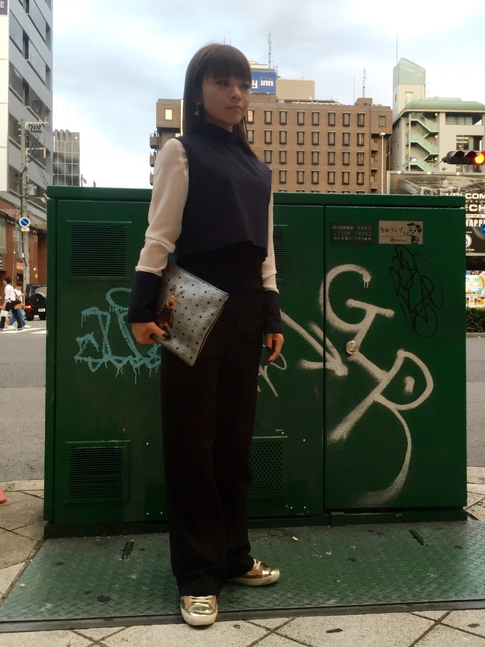 「LHP、LHP大阪、CATCOPY、MCM、GOLDEN GOOSE、シャツスタイル、スニーカー、ゴールド、シルバー、クラッチバッグ」｜「MCMのMCM/エムシーエム/Rabbit ClutchBag Medium（クラッチバッグ、シルバー系）」を使った、nanae  sakataさん（レディース・153cm）の秋コーディネートの1枚目の写真