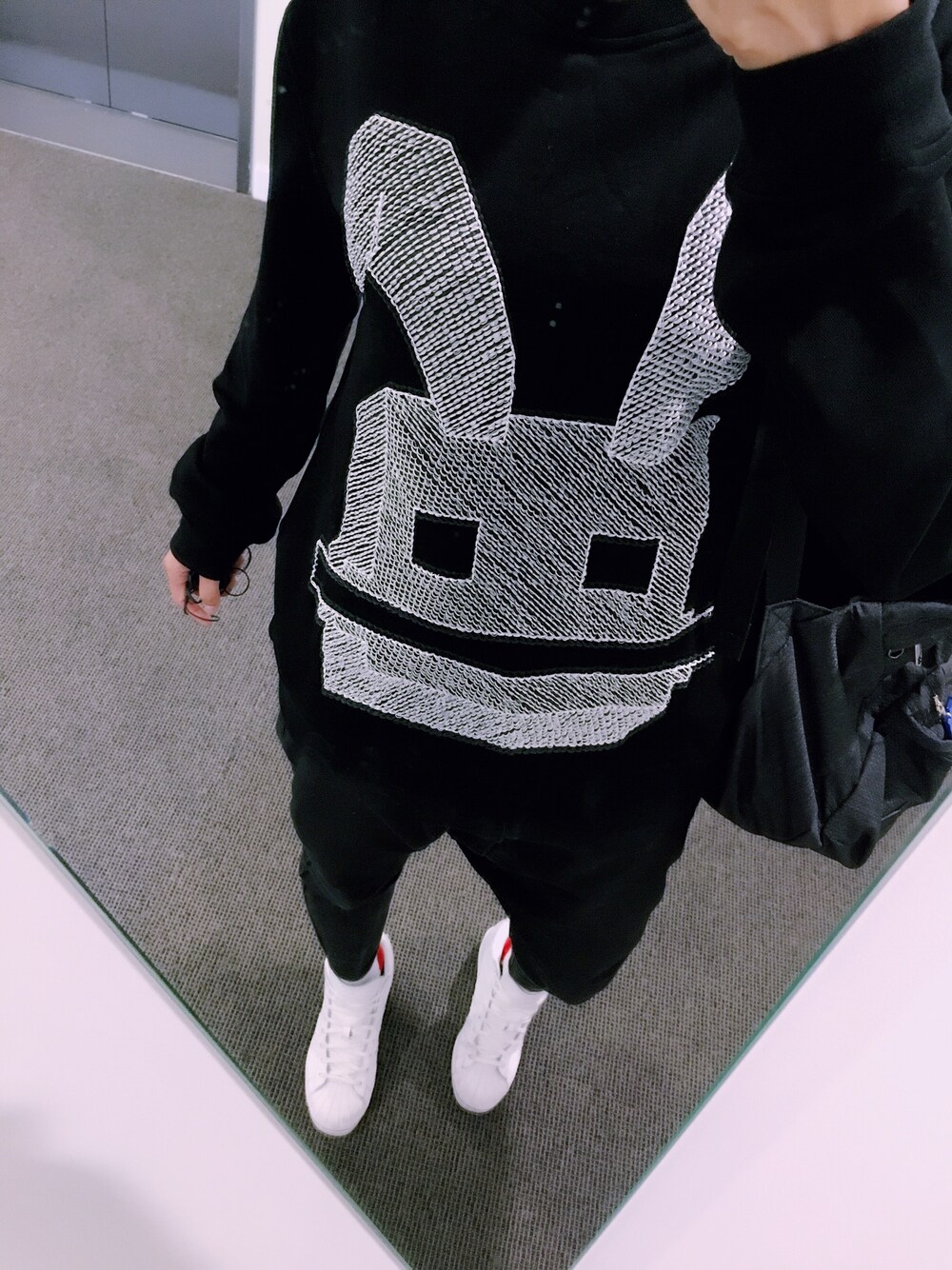 「DarlingHarbour」｜「McQのアイテム（Tシャツ/カットソー、ブラック系）」を使った、星野靜夜さん（レディース・160cm）の秋コーディネートの1枚目の写真
