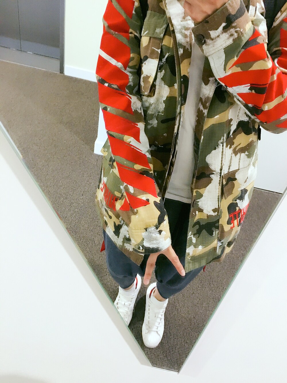 「off whiteのアイテム（Tシャツ/カットソー、ホワイト系）」を使った、星野靜夜さん（レディース・160cm）の秋コーディネートの1枚目の写真