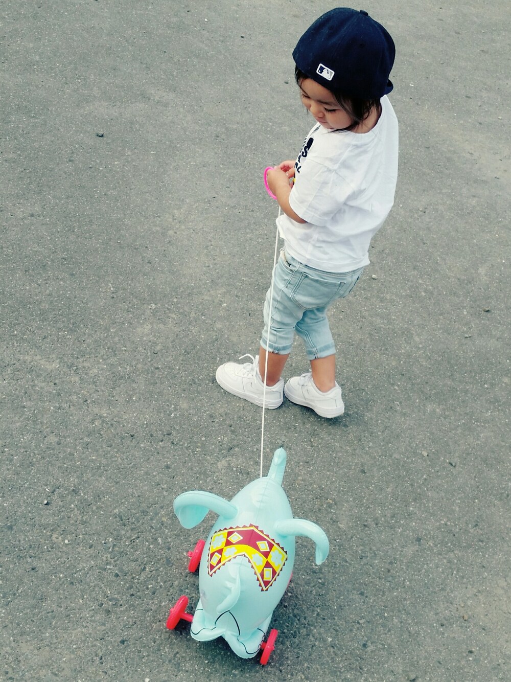 「2歳、ちーたん、NEWERA、キャップ、UNIQLO、Tシャツ、H&M、デニム、NIKE、エアフォース」｜「NEWERAのアイテム（キャップ、ブルー系）」を使った、CHI-TANさん（キッズ・90cm）の夏コーディネートの1枚目の写真