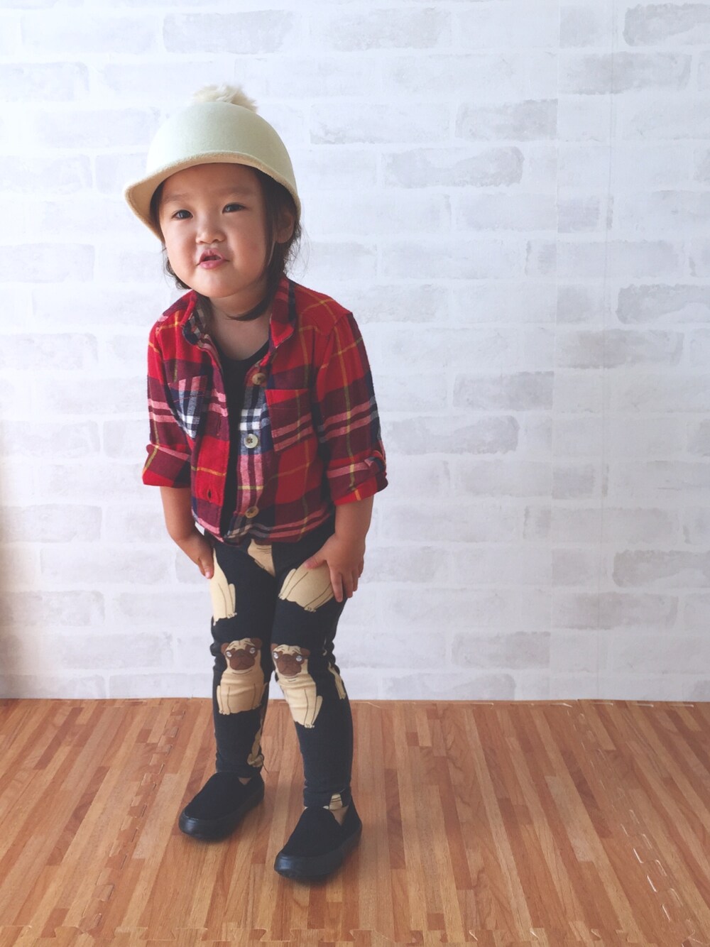 「キッズ、キッズコーデ、kids、チェックシャツ、ポンポン帽子、minirodini、スリッポン」｜「韓国のアイテム（タンクトップ、ブラック系）」を使った、_nagi_さん（キッズ・80cm）の秋コーディネートの1枚目の写真