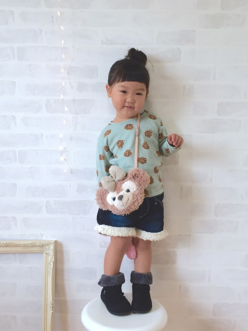 「キッズコーデ、kids、tinycottons、デニム、前髪ぱっつん、お団子ヘアー、秋のコーデ、シェリーメイ、2歳、女の子」｜「tinycottnsのアイテム（Tシャツ/カットソー、ブルー系）」を使った、_nagi_さん（キッズ・90cm）の秋コーディネートの1枚目の写真