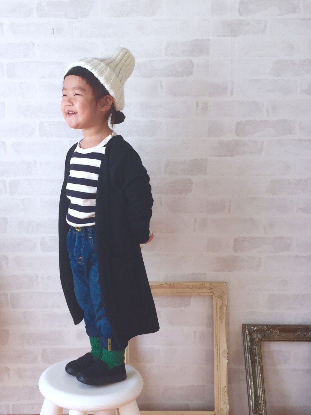 「2歳、おんなのこ、キッズコーデ、キッズファッション、ボーダー、カーディガン、LEE、デニム、GU、ひよこクラブコーデコンテスト」｜「GUのアイテム（ニットキャップ/ビーニー、ホワイト系）」を使った、_nagi_さん（キッズ・90cm）の冬コーディネートの1枚目の写真
