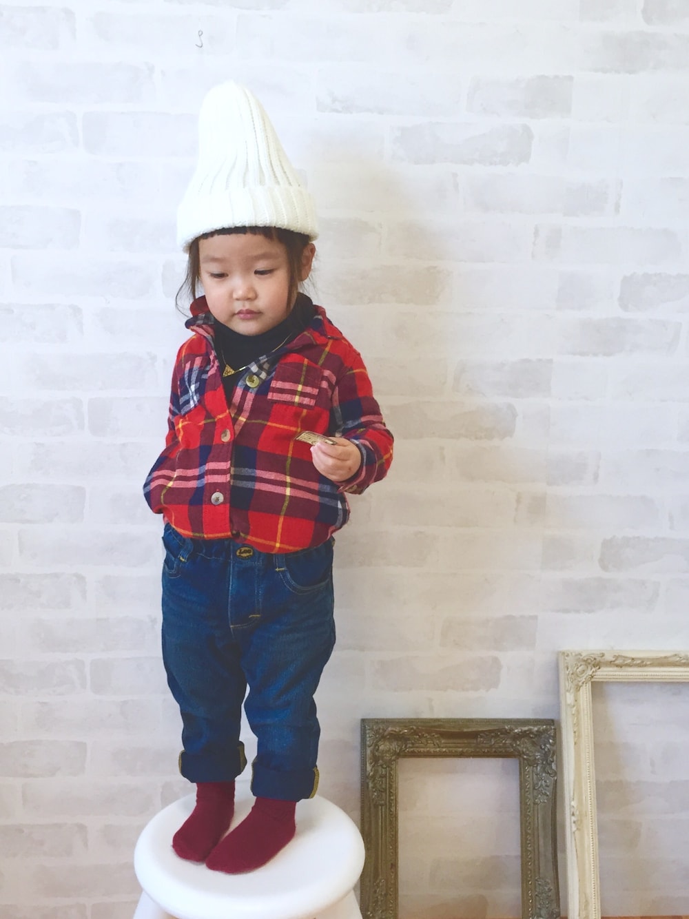 「2歳、キッズコーデ、キッズファッション、女の子、おんなのこ、デニム、LEE、黒ニット、タートルネック」｜「GUのアイテム（ニットキャップ/ビーニー、ホワイト系）」を使った、_nagi_さん（キッズ・90cm）の冬コーディネートの1枚目の写真