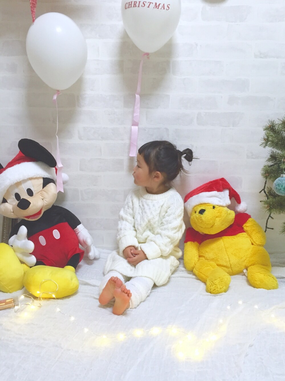 「2歳、女の子、おんなのこ、ルームウェア、パジャマ、ジェラート　ピケ(gelato pique)、gelato pique、レッグウォーマー、キッズコーデ、キッズファッション」｜「gelato pique Baby＆Kidsのmocomoco“パウダー”ケーブルkidsドレス （ワンピース、ホワイト系）」を使った、_nagi_さん（キッズ・90cm）の冬コーディネートの1枚目の写真