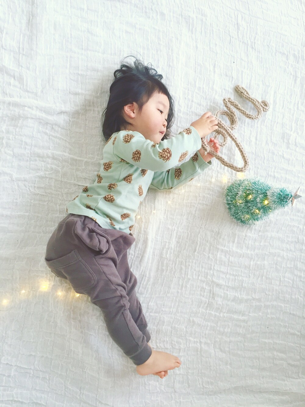 「2歳、女の子、キッズコーデ、キッズファッション、クリスマス、サルエルパンツ、tinycottons、ひよこクラブコーデコンテスト」｜「tinycottnsのアイテム（Tシャツ/カットソー、ブルー系）」を使った、_nagi_さん（キッズ・90cm）の冬コーディネートの1枚目の写真
