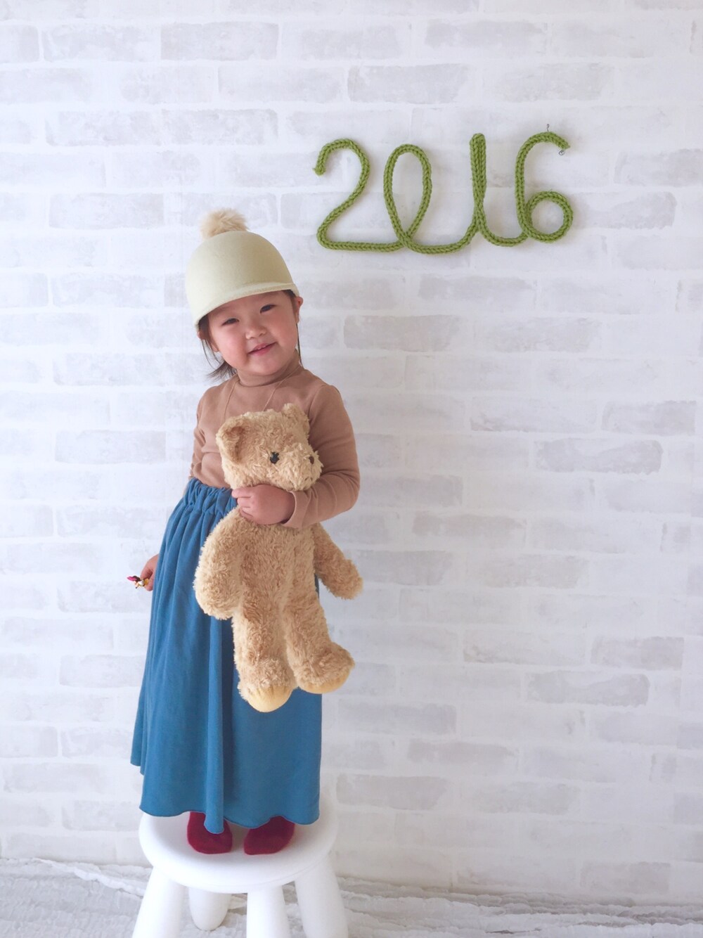 「2歳、女の子、おんなのこ、ロングスカート、ポンポン帽子、キッズコーデ、ひよこクラブコーデコンテスト」｜「le8madeのアイテム（スカート、ブルー系）」を使った、_nagi_さん（キッズ・90cm）の冬コーディネートの1枚目の写真