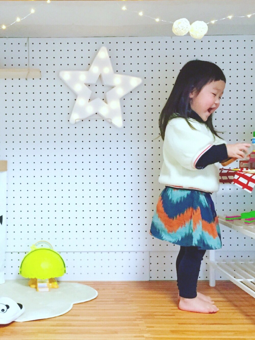 「2歳、bobochoses、マーキーライト、女の子、キッズコーデ、パッツン前髪」｜「韓国のアイテム（ニット/セーター、ホワイト系）」を使った、_nagi_さん（キッズ・90cm）の冬コーディネートの1枚目の写真