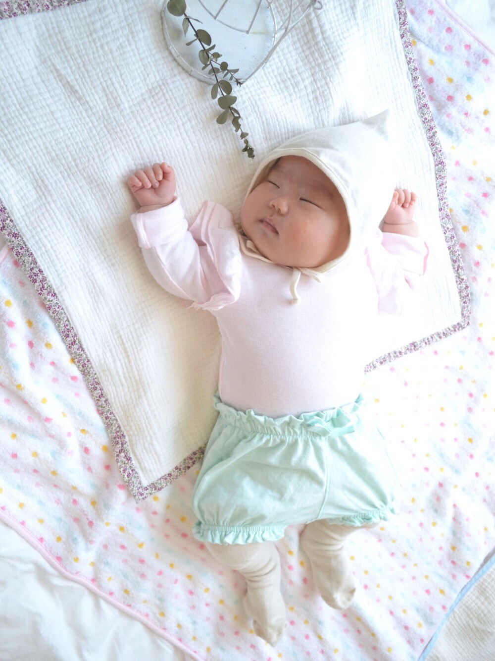 「kids、女の子、０歳、baby、GAP、かぼちゃパンツ、ピンク、ZARA、ZARA KIDS、howtokissafrog」｜「How to Kiss a Frogの長袖肩フリルボディ（ロンパース、ピンク系）」を使った、_nagi_さん（キッズ・90cm）の夏コーディネートの1枚目の写真