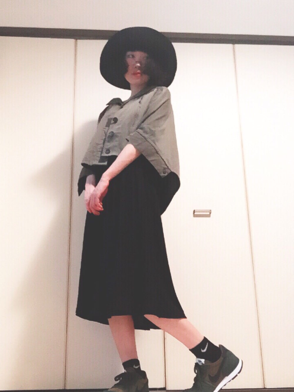 「ダテメガネ、ﾏﾙﾒｶﾞﾈ、リメイク、zucca、NIKE、ポンチョ、カーキ、代官山H、KIJIMA TAKAYUKI、フェルトハット」｜「ZUCCaのアイテム（ワンピース、ブラック系）」を使った、ちばゆきさん（レディース・157cm）の夏コーディネートの1枚目の写真