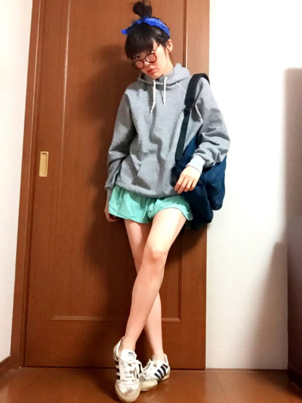 「スニーカー、カジュアル、大人カジュアル、パーカー、バンダナ、adidas、jansport、リュック、ミニスカート、プチプラ」｜「WEGOのWEGO/バンダナ（バンダナ/スカーフ、ブルー系）」を使った、ちばゆきさん（レディース・157cm）の春コーディネートの1枚目の写真