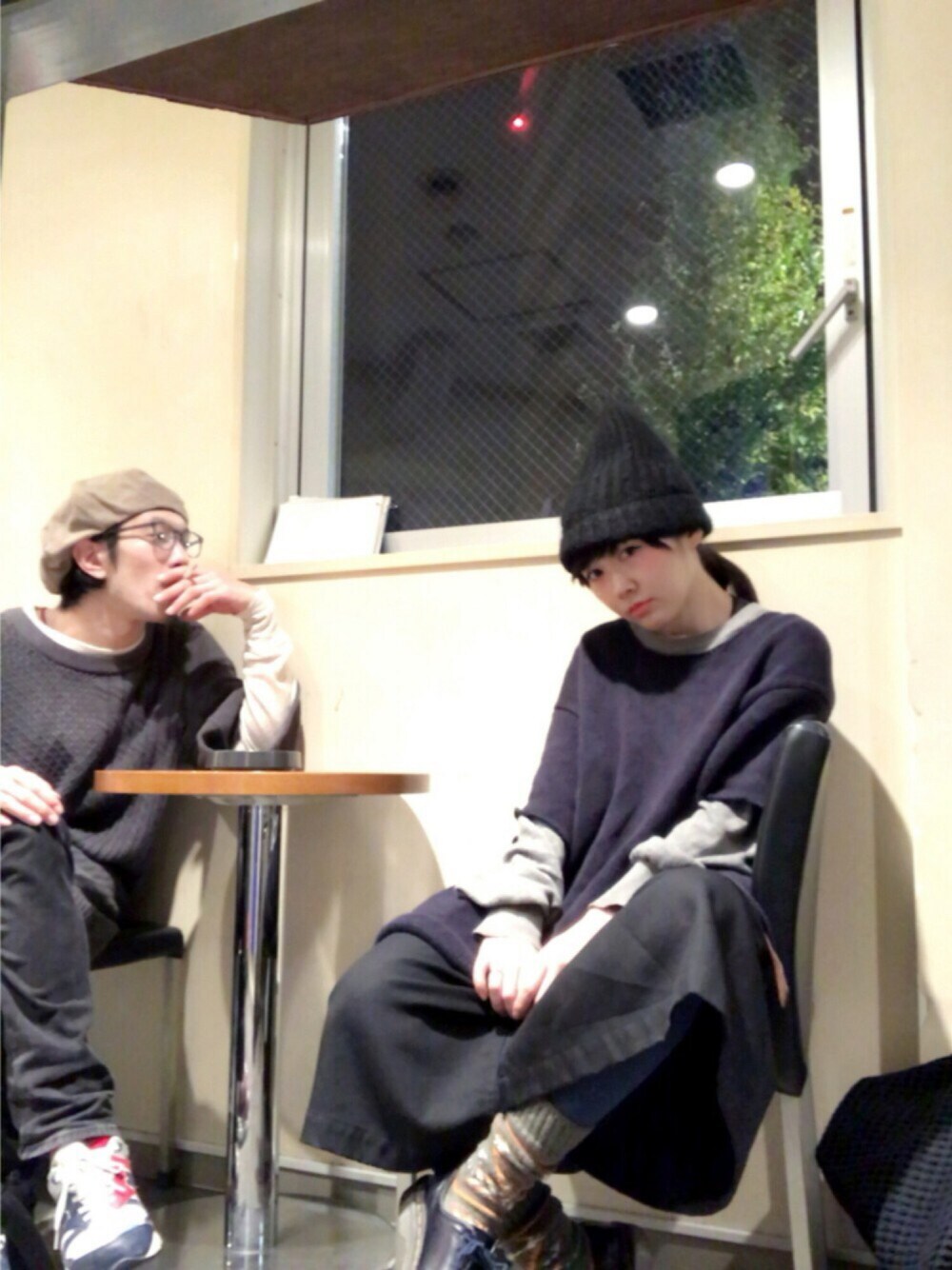 グレー系のニット/セーター、ブラック系のその他パンツ、ブルー系のニット/セーターを着用したレディースの秋コーディネートの1枚目の写真