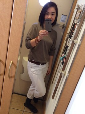 「UNIQLO（ユニクロ）のMEN エクストラファインメリノVネックセーター（長袖）（ニット/セーター、ブラック系）」を使った、Tomoさん（レディース）の秋コーディネート
