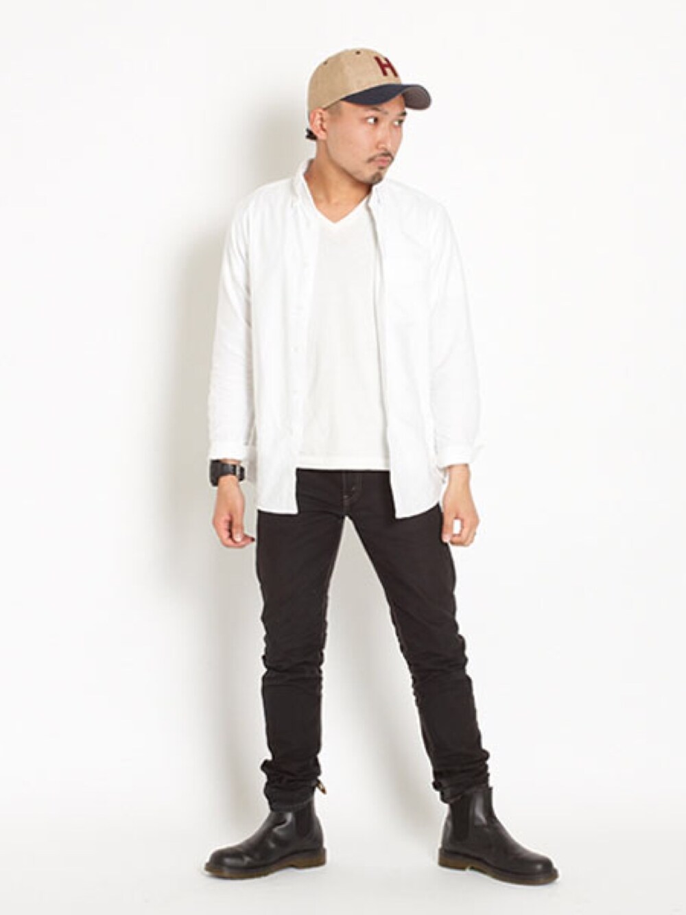 ブラック系のブーツ、ベージュ系のキャップを着用したメンズの夏コーディネートの1枚目の写真